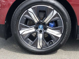 BMW純正21インチホイール。洗練されたデザインで、足元の個性を引き立てます。