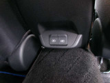 こちらに、後部座席の方々が使えるUSBポートがあります♪
