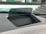 【ヘッドアップディスプレイ】現在の車速表示や目的地へのルート案内やメディア関連のリストを表示する事が可能です。視線移動を減らす事によりドライブに集中して頂けます。