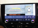 車両を上から見たような映像を表示するパノラミックビューモニターは、車両周辺の安全確認をサポートします。