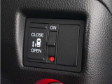◆片側電動スライドドア◆狭い駐車場でも乗り降りが楽々♪お子様が隣の車にドアを当ててしまう心配もございません!小さなお子様連れの方もこれで安心。
