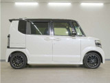 リアには左右スライドドアを採用。狭い駐車場でも開閉しやすく、強風の日でもドアが煽られにくくなっております。小さなお子さまやご年配の方も安心して乗り降りできます。