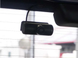 ◆車内カメラ◆前方・後方はもちろん、車内向きのカメラでも記録。左右をワイドに撮ることができ、幅寄せや側面衝突、威圧的なドライバーの危険行為など、クルマ周囲のトラブルもしっかり記録できます。