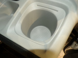運転席の届きやすいところにドリンクホルダーがついています。視線をそらすことなく手に取れるので運転に集中できて安心ですね。
