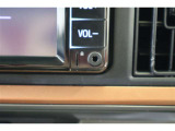 スマートフォンやiPodに入れた音楽を楽しめるAUXを装備しています。AUXは直接カーオーディオに接続できるため、Bluetoothなどよりも高音質な音楽が楽しめます。