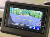 【バックカメラ】駐車時に後方がリアルタイム映像で確認できます。大型商業施設や立体駐車場での駐車時や、夜間のバック時に大活躍!運転スキルに関わらず、今や必須となった装備のひとつです!