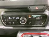 【オートエアコン】一度お好みの温度に設定すれば、車内の温度を検知し風量や温度を自動で調整。暑い&hellip;寒い&hellip;と何度もスイッチ操作をする必要はありません。快適な車内空間には必須の機能ですね♪