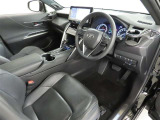 高級感のある美しいインテリアデザインの運転席です。