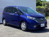狭い駐車場でも、スライドドアならチャイルドシートへのお子さまの乗降や荷物の積載もスムーズ。とても便利な【両側電動スライドドア】ドアハンドを少し引くだけでリアドアが自動開閉します。