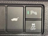 【パワーバックドア】スマートキーや運転席のボタンを押すだけでリアゲートが自動で開閉します!荷物を持っている時や、高い位置にあるバックドアを閉める際に便利な機能です♪