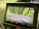 【バックカメラ】駐車時に後方がリアルタイム映像で確認できます。大型商業施設や立体駐車場での駐車時や、夜間のバック時に大活躍!運転スキルに関わらず、今や必須となった装備のひとつです!