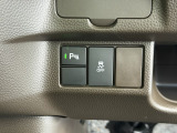 パーキングセンサーや横滑りを防ぐVSA等のスイッチ類は運転席の右側、手の届きやすい位置にあります。