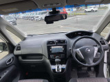 視点が高く、周りが見えやすいシート位置となっております。運転する時の眺めもいいですよ♪アームレストもあるので、長時間ドライブが楽しくなりますね!
