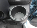 カップホルダーは運転席や助手席からちょうど手の届く位置です!!