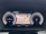 スピードメーターなどの運転に必要な計器とともに、オーディオ・電話の操作画面などを表示。レイアウトはステアリングスイッチで切り替えでき運転に集中しながら必要な情報を瞬時に得ることが可能。