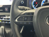 運転中、オーディオの操作をしてて、ハッとしたことはありませんか?ステアリングスイッチは、運転中でもハンドルでオーディオの操作が可能です。安全なドライブをサポートします。