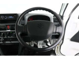 ハンドルの下部がフラットな形状になっているので、メーターなどの視野性が増し運転者にとって快適で安全です。