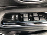 パワーウィンドウのスイッチです。 運転席にいながら助手席や後席の窓を開け閉めできるので、大変便利です。