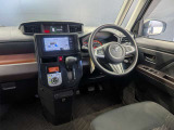 質感の高いインパネデザインと広い視界が特徴の運転席まわり。使い勝手の良い収納スペースが充実しており、車内空間を快適に保てます。