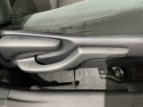 シートハイトアジャスターが付いているので運転姿勢を調整するのに便利ですね。身長に合ったシートポジションは安全運転や疲労軽減にもつながります。