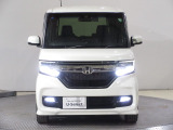 ハロゲンより明るく、より遠くまでさらなる安心感のあるLEDヘッドライトを採用。照射軸の上下方向を自動調整するオートレベリング機構、点灯忘れも防止できるオートライトコントロール機構付きです。