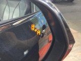 【ブラインドスポットモニター】走行中、ドアミラーの死角になりやすい箇所に後続車が接近するとサイドミラーのレンズに警告を表示!ドライバーに注意喚起をしてくれます。