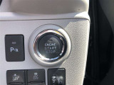 エンジンスタートスイッチです。キーが車内にあれば、エンジンの始動や停止はスイッチを押すだけ!キーを取り出す手間を省き、ワンプッシュで操作できるので簡単でスムーズです。