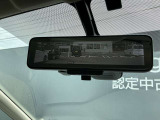 雨の日も後方確認をしやすいスマートルームミラー付き