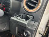 格納式のドリンクホルダーを装備しております。