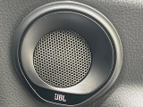 【JBLサウンドシステム】メーカーオプションの高品位サウンドシステムを搭載。専用のチューニングが施された大小様々なスピーカーから良質なサウンドが奏でられ、臨場感あふれる音響空間を演出します。
