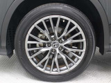 すぐれたグリップ力を発揮する235/55R20インチタイヤを装着し、シャープなドライビングフィールを全身で高めています。