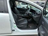 運転席・助手席の間には肘置きがあるので、ゆったり運転できます!