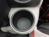 カップホルダーは運転席や助手席からちょうど手の届く位置です!!