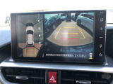 車の全周囲の画像が表示されます。運転席から見づらい個所なども、上空から見たような映像で確認できます。映像のきりかえも出来、後方確認だけでなく大変便利な機能です。