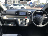 シンプルながら機能性あふれる運転席廻りです。視界性もよく、運転しやすいですよ。
