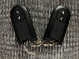 スマートキーを装備しています☆カギをカバンやポケットに入れて頂いた状態でドアロックの開閉やエンジンスタートをして頂けますよ!とても便利な装備です!