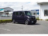 洗練されたデザインと存在感のあるフロントフェイス。人気のN-BOXが日常に上質な存在感をプラスします。