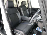 運転席のスペースはゆったりしていて、視界も広く確保されているので普段の運転からロングドライブまで快適です。