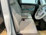 運転席は、大きな座面と包み込むような背もたれがドライバーの身体全体をしっかり支えます。上質なシート素材と座り心地のよいクッションを採用し、長時間の運転やコーナーの多い道も快適です。