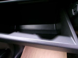 車検証ブックや小物などが収納できるスペースがあります。