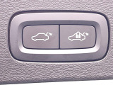 【パワートランクリッド】スマートキーや運転席のボタンを押すだけでトランクが自動で開閉します!荷物を持っている時や、天気の悪い時にトランクを閉める際に便利な機能です。
