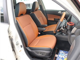 お車選びをお楽しみ頂けるよう、在庫車の展示スペースを十分に確保しております。