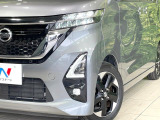 【LEDヘッドライト】悪天候や夜間走行時も良好な視界を確保し安心して運転できる高輝度LEDヘッドライトを装備!点灯速度が早く、消費電力も抑えられています。