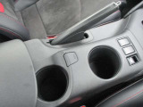 運転席助手席使用できるドリンクホルダーです。