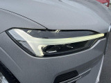 【LEDヘッドライト】悪天候や夜間走行時も良好な視界を確保し、安心して運転できる高輝度LEDヘッドライト!北欧神話に登場する「トールハンマー」をモチーフにした、一目でボルボとわかるデザインです。