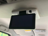 【フリップダウンモニター】大画面モニターで後席でもエンタメをお楽しみいただけます。小さなお子様にも大人気の装備です♪