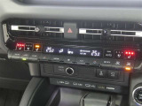 【オートエアコン】車内温度を感知して自動で温度調整をしてくれるのでいつでも快適な車内空間を創り上げます!どの席に座っても快適なドライブが楽しめます♪