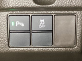 VSA装備車です。VSAはドライバーの操作と車の動きを見守っています。もし車の挙動が乱れたとき、4輪別々にブレーキをかけたり、エンジンパワーをしぼることによって車を安定させます。