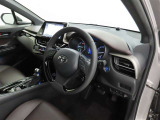 シンプルで使いやすいデザインの運転席です。