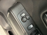 狭い駐車場で便利な電動格納ドアミラーが付いています。